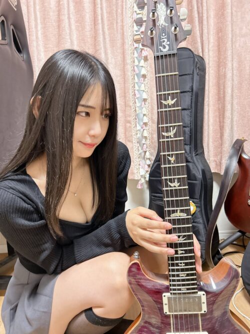 【画像】「おっぱいピアノ」ならぬ「おっぱいギター」美少女が見つかるｗｗｗｗｗｗｗｗ