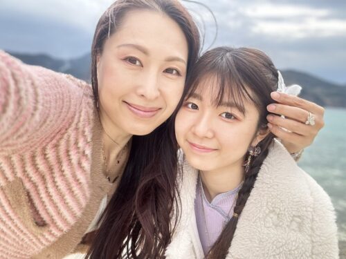 【画像】ジュニアアイドル娘のイベントに現役AV女優の実母も登場ｗｗｗｗｗ