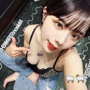 【画像】お乳が主張しすぎなベーシスト女さん、発見されるｗｗｗ