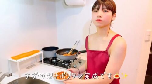 【画像】女子高生ユーチューバー、裸エプロンでナポリタンを作るｗｗｗｗ