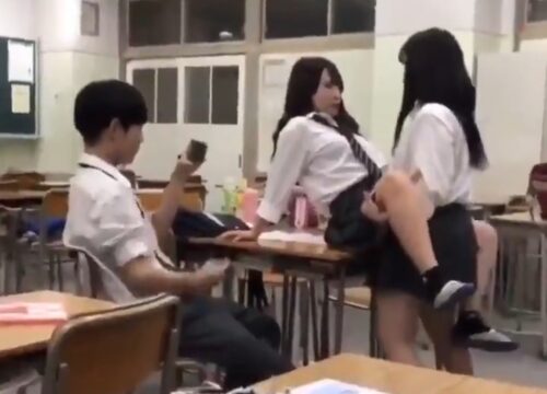 【悲報】底辺校の女子生徒、昼休みに女子同士でアレごっこし始めるｗｗｗ