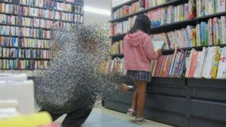 【画像あり】立ち読みしてるＪＳのパンツを盗撮してるヤツがいたんやが…のアイキャッチ画像