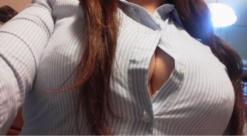 【悲報】JDさん、豊満すぎて服に収まりきらないｗｗ