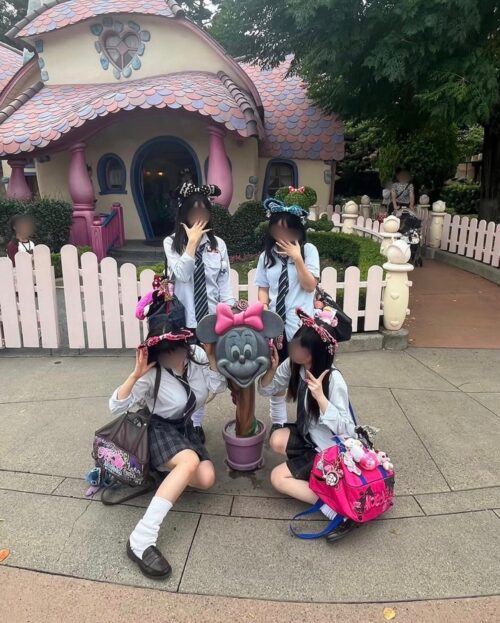 【画像】ディズニーで遊ぶＪＫ、おっぱいが一番はしゃいでしまうｗｗｗｗｗｗｗｗｗ