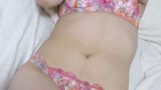【画像】ラブホのベッドで女の子が照れてるシチュって最高にエモいwwwのアイキャッチ画像
