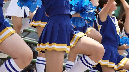【画像】男子高生、チアリーダーに顔を太ももで挟まれるも瞑想して勃起を封印🧘