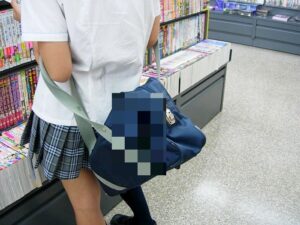 【画像】美少女、おじさんに服を汚されてしまいブルーにｗｗｗ