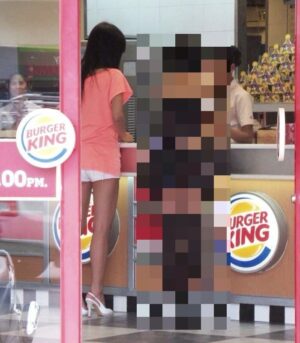 【衝撃】バーガーキングに現れた小学生の服がアカンすぎるｗｗｗ
