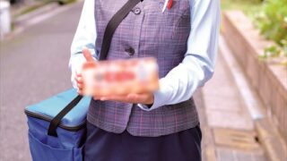 【画像】ヤクルトレディ「今月はおっぱいがオススメなんです♡」のアイキャッチ画像