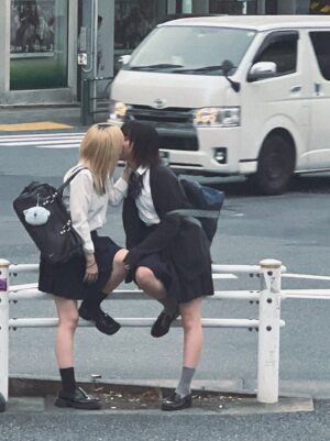 【画像】女子高生同士のエモいキス現場が撮られて流出…