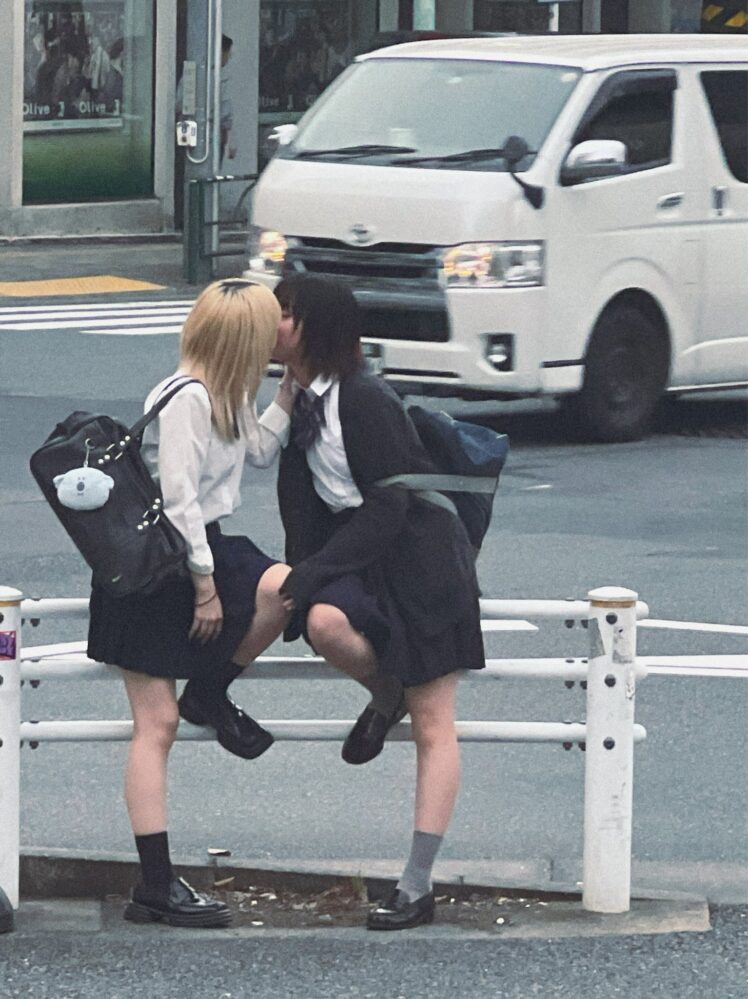 【画像】ＪＫ同士のエモいレズキスが撮られてしまう…