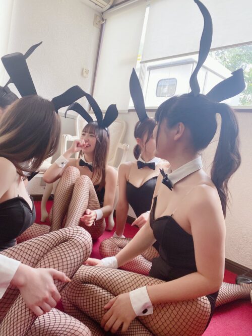 【画像】バニーガールの控え室、控えめに言って天国すぎる