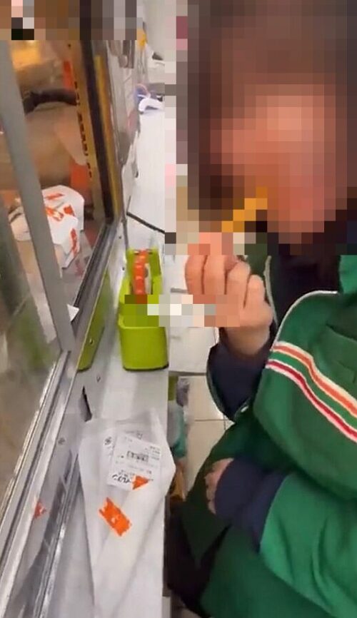 【動画あり】深夜のコンビニバイトさん、客がいない間にまたやらかしてしまうｗ