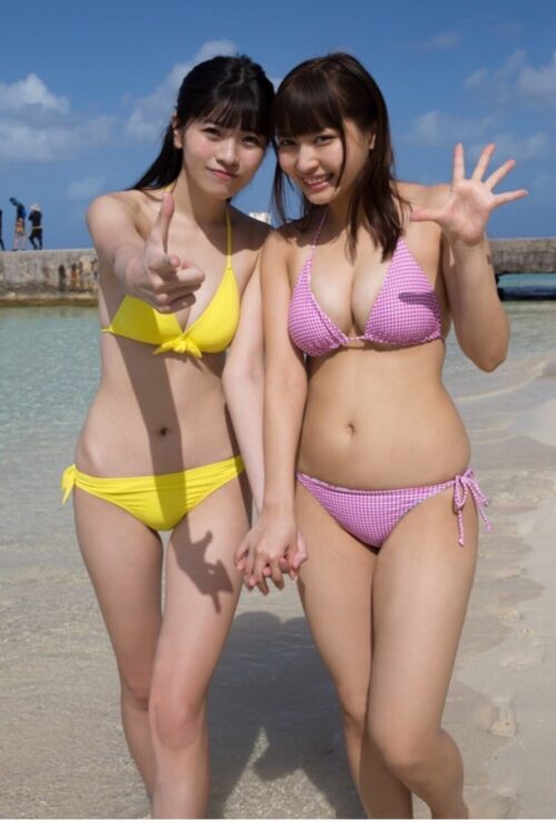 スレンダーボディ美女と豊満ボディ美女がビキニでツーショット