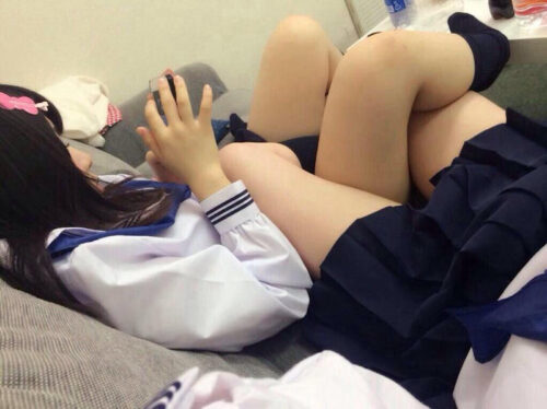 【画像あり】制服コスした女の子のミッチリ肉感な太ももで果てたい