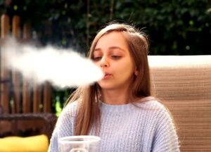 【衝撃】8歳で身体の成長が止まった22歳女性「◯◯コンしか寄ってこない」と泣く…