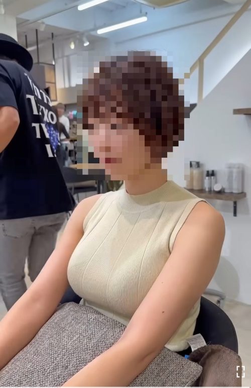 【悲報】まんさん「この写真と同じ髪型にして下さい」美容師「おかのした」