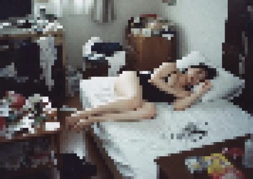 【画像あり】休みの日にワイの部屋で昼寝してる姉ちゃん…