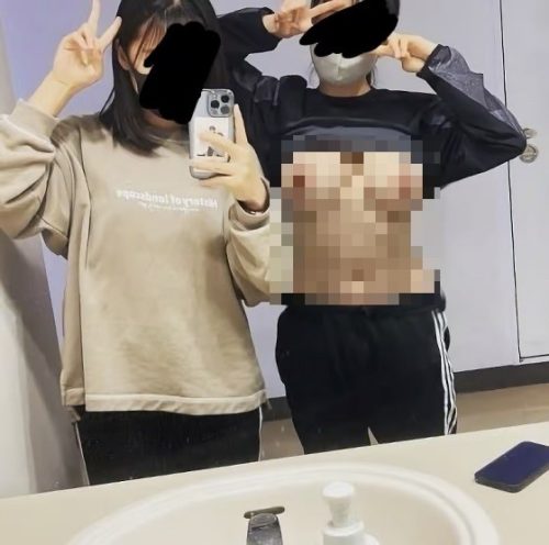 【画像】休日のJKさん、ふざけておっぱい出した写真をSNSに公開ｗｗｗｗｗｗｗｗｗ