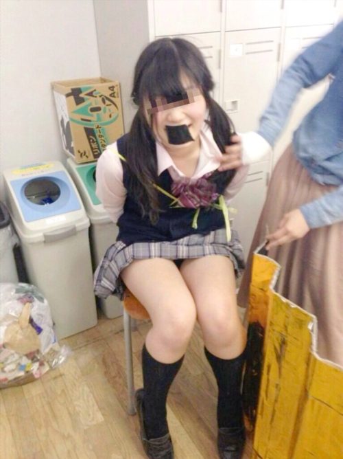 【画像】JKさん、悪ふざけで同級生に拘束された姿が妙にエッチ…//////