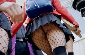 【画像】Jkが隣で歩いてるJKのケツをいやらしく揉んでしまう動画、見つかる