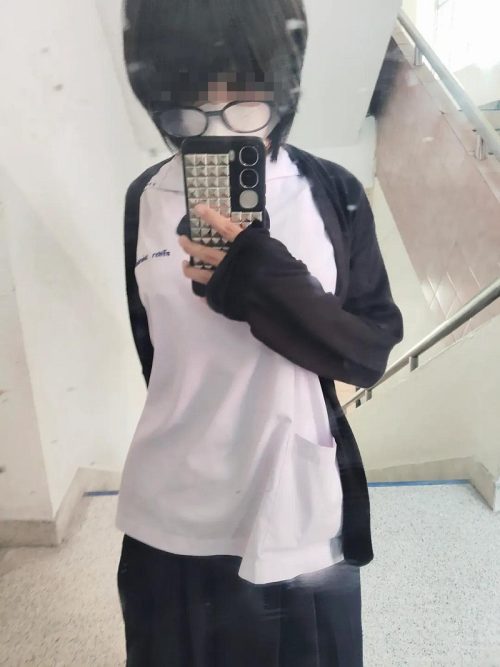 【画像】本物の陰キャ女子の自撮り、心霊写真みたいになるwwwwww