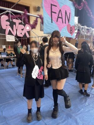 【画像】JKさん「お姉ちゃんがエッチな服で学祭来たから写真撮ったろ」