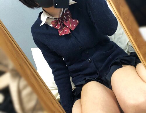 【動画】JKさん、スカートをめくり、お尻で誘惑してしまう。