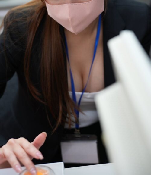 【画像】ババア先輩(34)「ワイくん、進捗どう？(谷間ﾁﾗｯ)(おっぱいﾌﾟﾙﾙﾝｯ)」