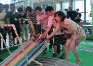 【画像】美女がチー牛だらけの「ミニ四駆大会」に出場ｗｗｗｗｗｗｗｗ
