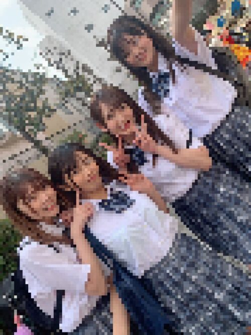 【画像】JK集団、ブラジャーが全員透けてる