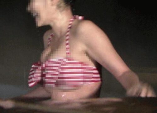 【悲報】人気女子アナさん、うっかり胸チラしてしまう
