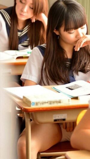 【画像】最近のJK、パンチラを気にしない