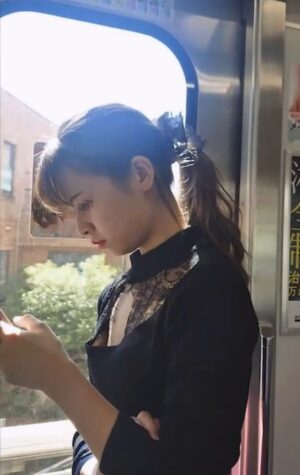 【画像】美人お姉さん、電車で胸チラしてしまう