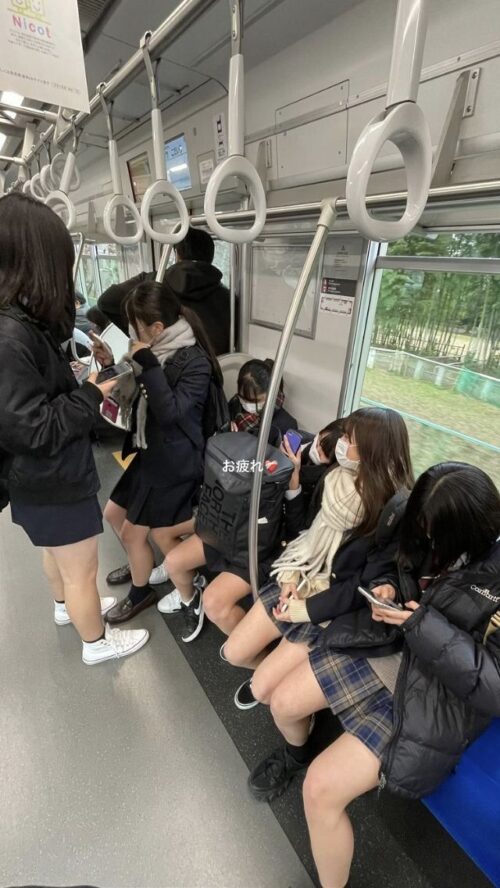 【画像】通学中のJKさん、エロすぎて男をムラムラさせてしまう