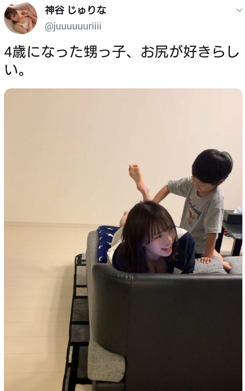 【画像】クソガキ、JKのケツを揉み揉みしてしまう