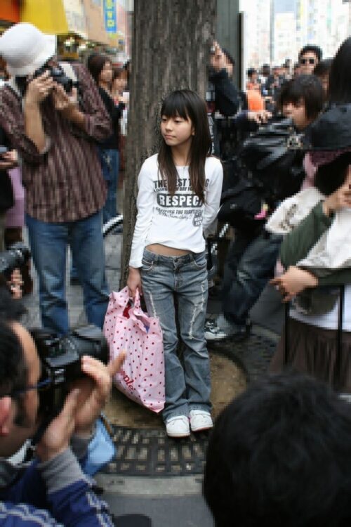 【朗報】えちえちコスプレイヤーを撮影する民度が高すぎる日本人カメコｗｗｗｗｗ