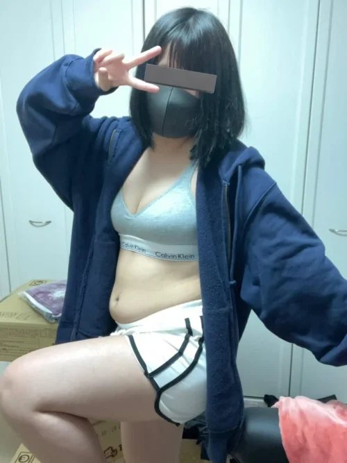 【画像】カップ麺大好きまんさん、ジャンク飯で育てたおっぱいを公開ｗｗｗ
