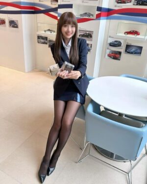 【画像】BMWの女性店員さん、えっち過ぎる😭