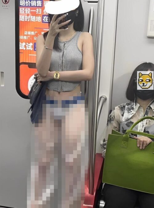 【画像】とんでもないドスケベ服の女さん、電車内で見つかるｗｗｗｗ