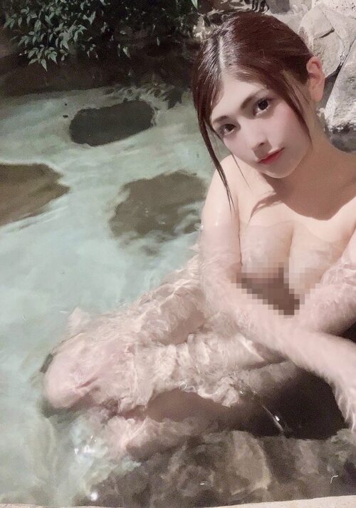 【画像】ニコ生主まんさん、乳首を出してしまう…