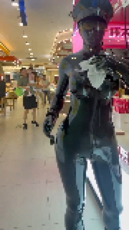 【動画あり】中国人女さん、エチエチラバースーツで外出してドン引きされてしまう