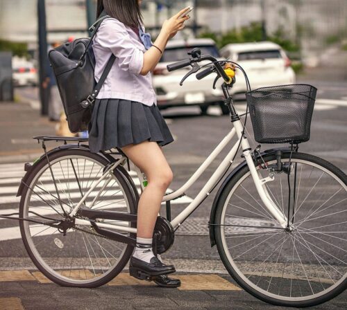 【画像】自転車通学JKスカートが丸見えになる