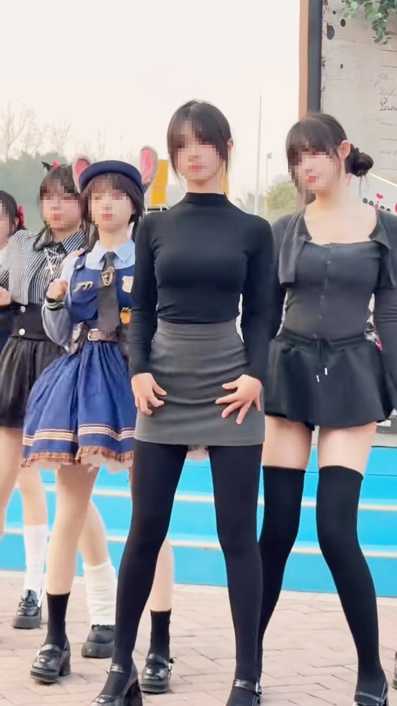 【動画】どエロい格好で踊るお姉さんwwwwwwwww