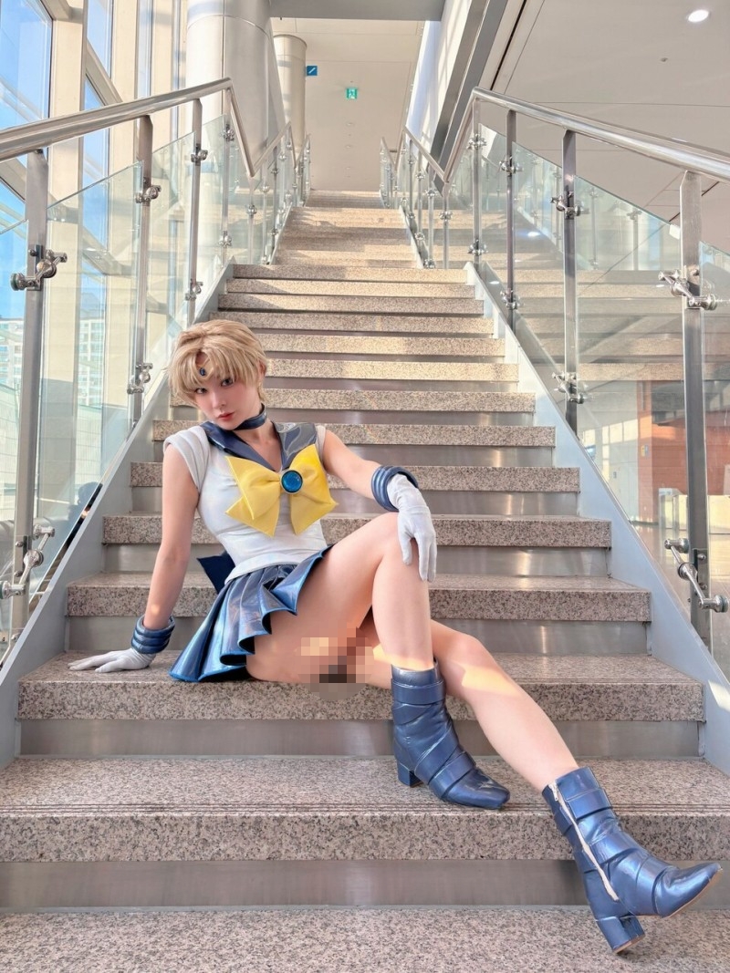 【画像】セーラームーンのコスプレイヤー、パンチラさせまくってしまう
