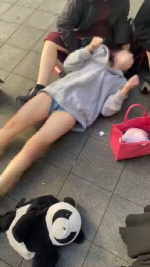 【閲覧注意】トー横でODした少女、打ち上げられた魚みたいになってしまう…🐟