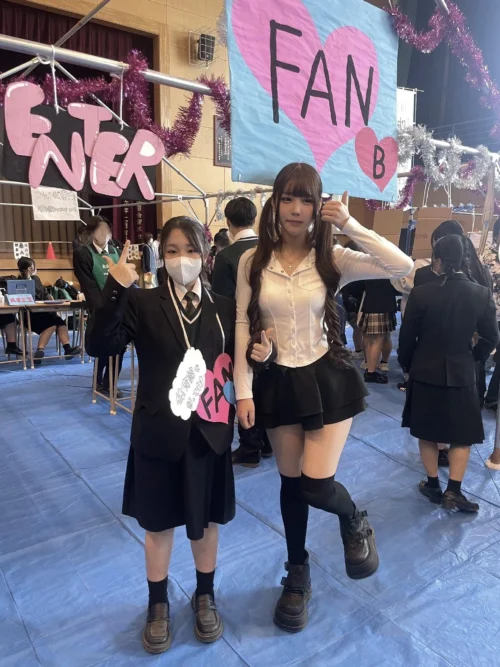 【画像】JKさん「お姉ちゃんがエッチな服で学祭来たんだけど笑」