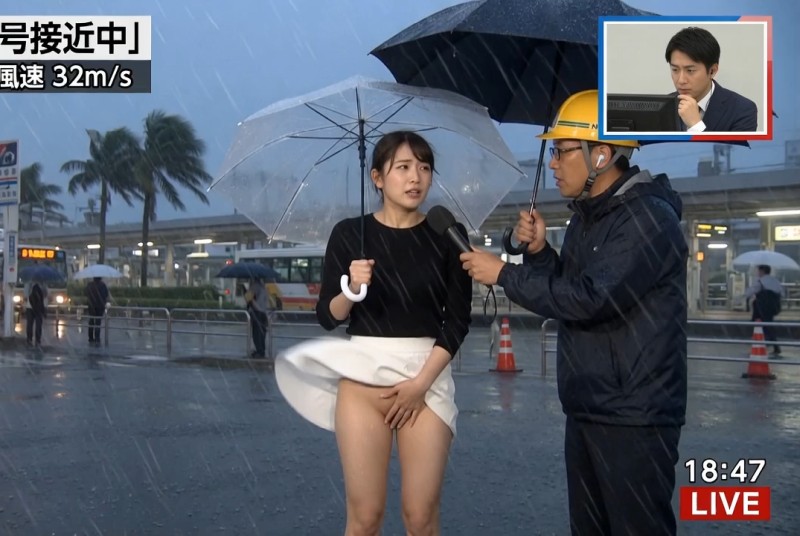 【放送事故】女子アナさん、台風中継でスカートが舞い上がりノーパンがバレる…