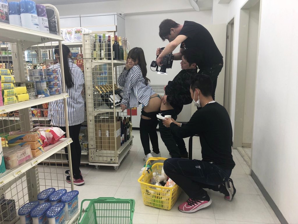 【画像あり】AVの撮影現場、改めてガチでヤバすぎる…