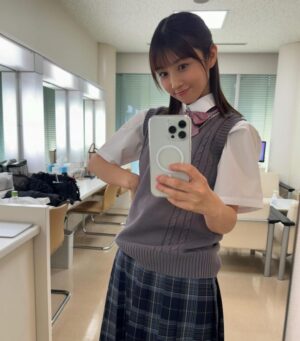 【画像】小倉優子(43)「閉経したけど学生服着てみた」